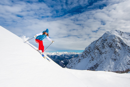 Skifahrer abseits der Piste im Tiefschnee