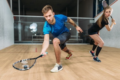 Junges Paar beim Squash spielen