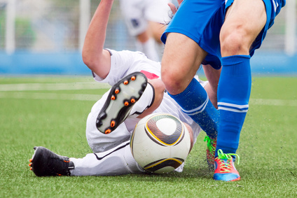 Nahaufnahme von zwei Fußballern im Zweikampf um den Ball