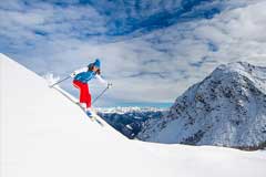 Skifahrer abseits der Piste im Tiefschnee