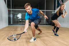 Junges Paar beim Squash spielen